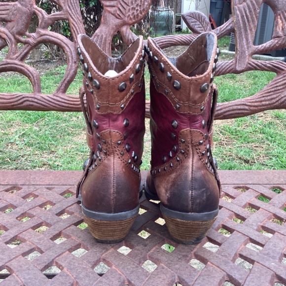 Vince Camuto Madalissa Leather Distressed Studded Almond Toe Ankle Booties - Picture 4 of 11